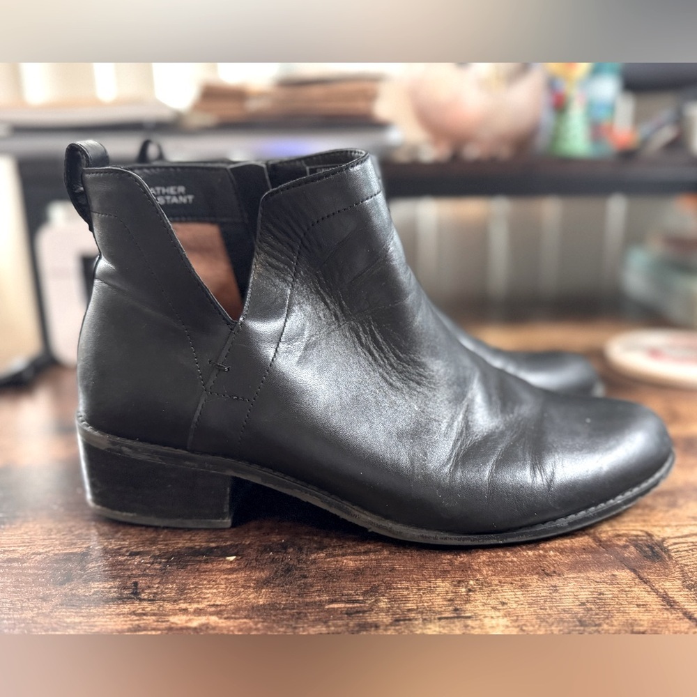 Vionic Black Zip up Booties size 9